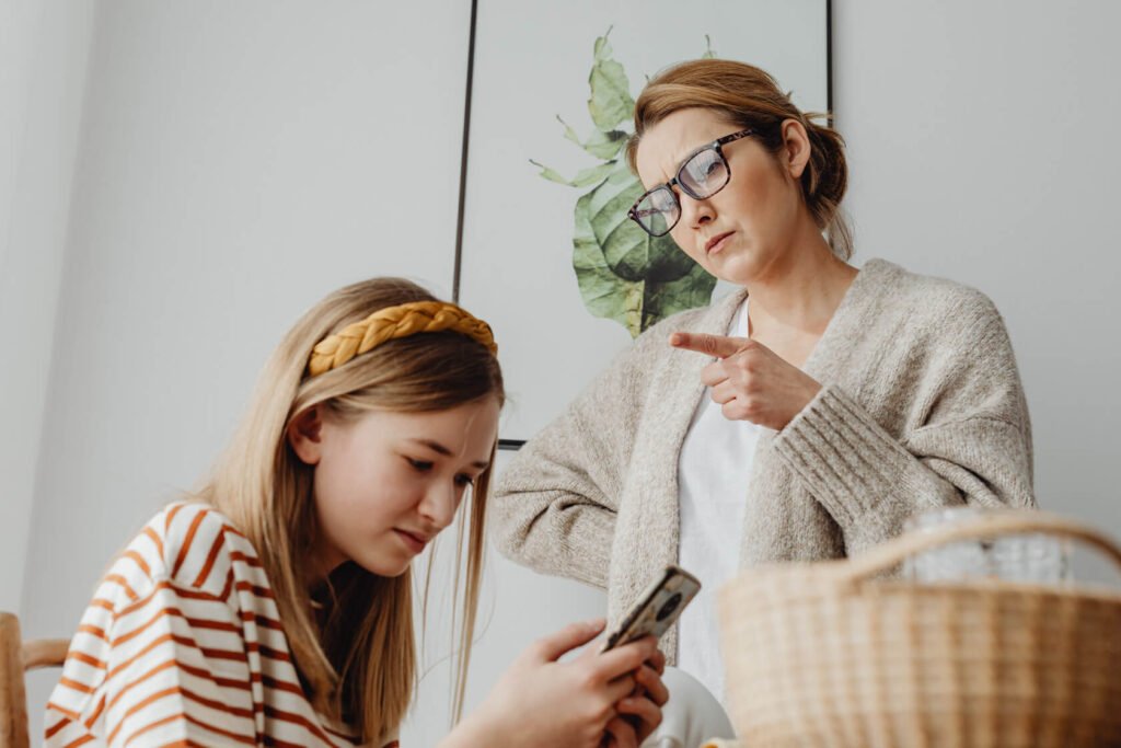 une femme avec une adolescente